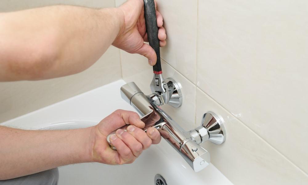 Regulación Interesar ganso Cómo instalar una grifería de pared para la bañera | Sanitino.es